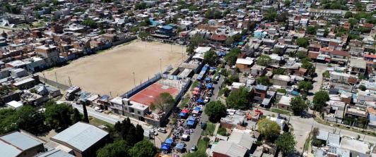 Vista aérea de un mercado callejero en Villa Fiorito, en las afueras de Buenos Aires, Argentina.