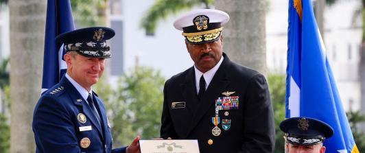 Jefe del Comando Sur de EE. UU. renuncia tras tensiones por las operaciones militares en el Caribe 