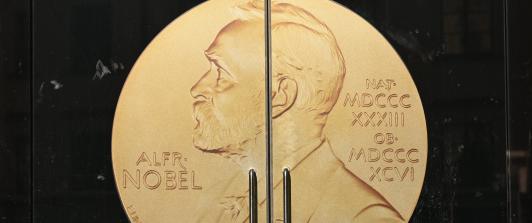 El sol brilla sobre la puerta de la Academia Sueca antes de la entrega del Premio Nobel de Literatura 2025 en la Academia Sueca de Estocolmo, Suecia.