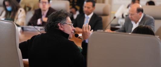 El presidente Petro denuncia mafias en la DIAN e infiltraciones de contrainteligencia.