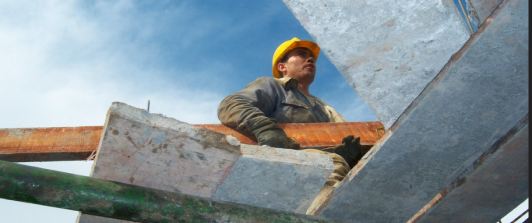 trabajador de la construcción, en altura