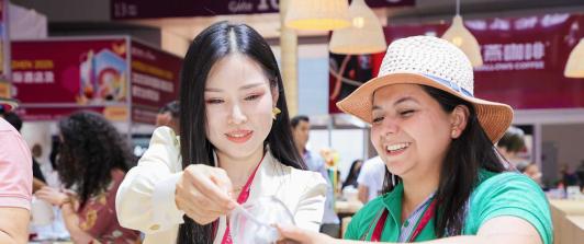 Café colombiano afianza presencia en feria HOTELEX Shenzhen 2025.
