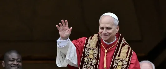 Papa León XIV estrena su primer 'Urbi et Orbi' con un llamado a la paz.