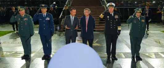 Presidente Petro anuncia salario mínimo en la Fuerza Pública.