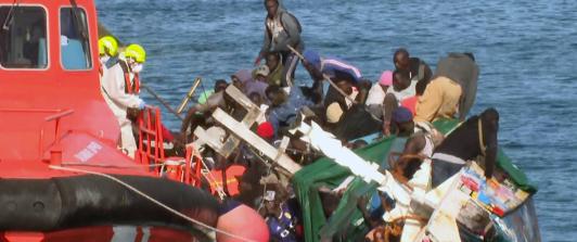 Esta imagen, tomada de un vídeo difundido por Televisión Canaria, muestra cómo una embarcación abarrotada de migrantes vuelca mientras sus ocupantes desembarcaban en el puerto de La Restinga, en la isla de El Hierro, Islas Canarias, España.