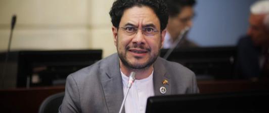 Iván Cepeda pide imputación de cargos contra exparamilitares en el caso Uribe