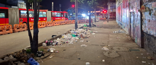 Avenida Caracas en Bogotá, con basura en el espacio público
