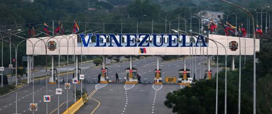 Reportan al menos 40 muertos en ataques de E.E. U.U. a Venezuela.