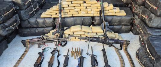 Armada incautó cocaína, marihuana y fusiles en frontera con Brasil.