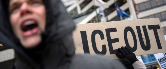 La agencia habría enviado cientos de citaciones a Google, Meta, Discord y Reddit para obtener datos de usuarios que publican y critican operativos migratorios del ICE.