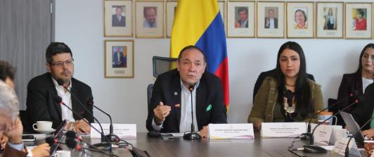 Gobierno logra respaldo de la Comisión de Concertación para mantener el incremento del 23,7 % del salario mínimo vital