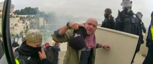 Hombre indultado por Trump tras asalto al Capitolio fue arrestado por abuso sexual infantil en Florida