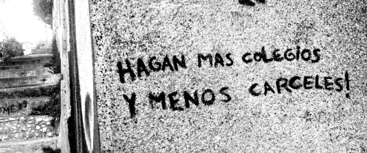 Grafitti que dice hagan más colegios y menos cárceles