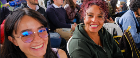 dos mujeres sonriendo a la cámara