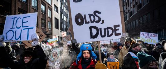 La gente sostiene carteles en referencia al niño de cinco años Liam Conejo Ramos, que fue detenido por agentes de inmigración, durante la protesta «ICE fuera de Minnesota: Día de la Verdad y la Libertad» en Minneapolis, Minnesota.