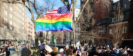 La bandera LGTBIQ+ volvió a Stonewall desafiando directriz de Trump