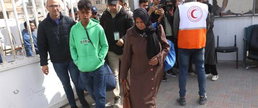 Un joven palestino con lesiones oculares y su madre, Randa Abu Mustafa, llegan al recinto del Hospital de la Media Luna Roja para ser evacuados de la Franja de Gaza a través del paso de Rafah con Egipto para recibir tratamiento en el extranjero, en Jan Yunis, en el sur de la Franja de Gaza, el 2 de febrero de 2026.