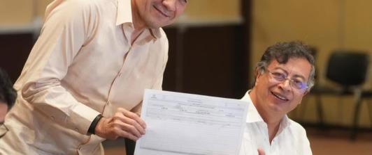 Petro firma solicitud de Asamblea Nacional Constituyente.  / Foto: MinTrabajo.