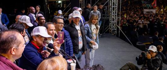 Petro presentó nuevo pasaporte hecho en Colombia.