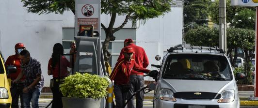 Precio de la gasolina bajará en marzo: costará 500 pesos menos.