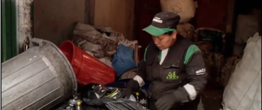 recicladora realizando su oficio