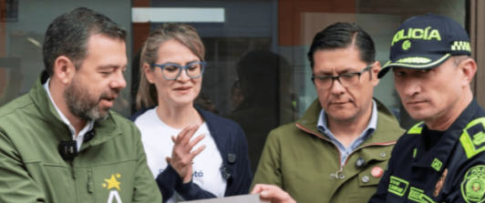 imagen de Carlos Fernando Galán, César Restrepo y Oficial de la Policía Metropolitana