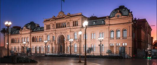 imagen de la casa de gobierno argentina, Casa Rosada, al caer la tarde