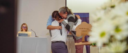 En un conmover acto de reconciliación, víctimas de falsos positivos perdonan al exmilitar que ordenó matar a su familiar