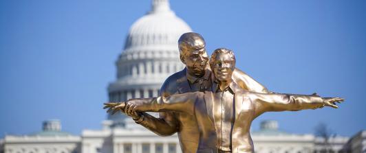 Instalan estatua de Trump y Epstein en Washington