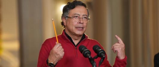 Presidente Petro defiende su postura sobre tasas de interés y recuerda la crisis del UPAC