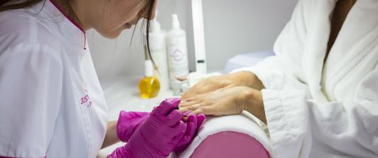 Cancelan registros sanitarios de esmaltes semipermanentes por contener sustancias tóxicas