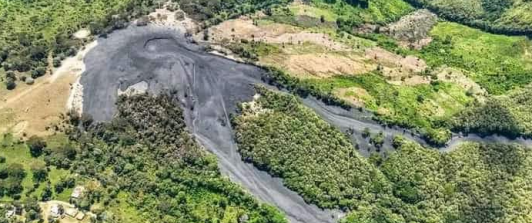 vista del área de un volcán de lodo que había hecho erupción