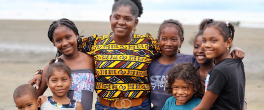foto de la vicepresidente Francia Márquez rodeada de niños 