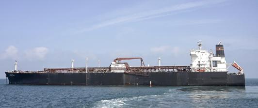 Washington autoriza la venta del petróleo iraní cargado en buques.