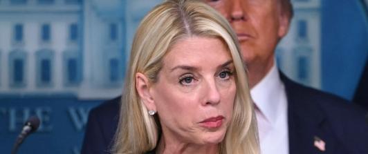 Trump despide a su fiscal general, Pam Bondi