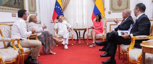 Colombia y Venezuela firman acuerdo para integración energética