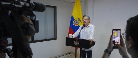 Petro ordena desbloqueo de vías para garantizar paso de alimentos 
