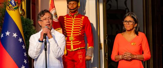 Pdte. Petro y Delcy Rodríguez firman acuerdos en Caracas.