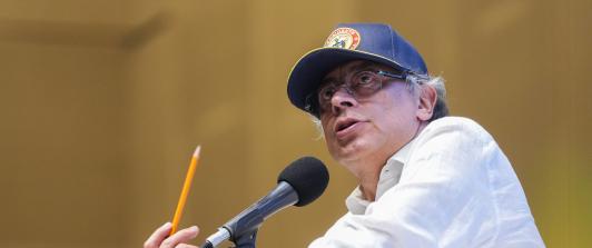 Petro ordena depurar lista de generales vinculados a mafias del oro.