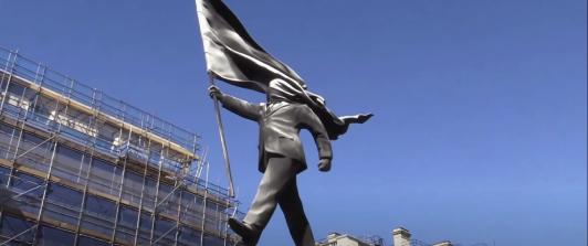 Banksy irrumpe en el corazón de Londres con una escultura que desafía el nacionalismo y el poder monárquico