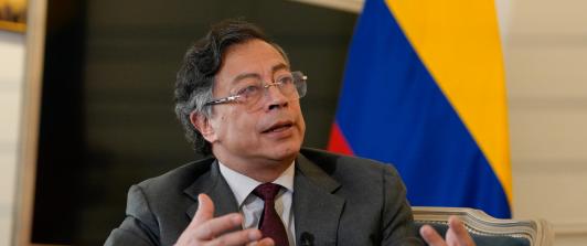 Emergencia desplazó renta de bancos hacia los pobres: Petro