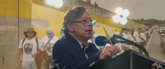 Presidente Gustavo Petro defiende el mural sobre falsos positivos en Antioquia, y calificó como “censura” las acciones del expresidente Álvaro Uribe 