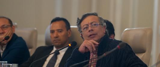 Presidente Gustavo Petro propone reforma tributaria y baja de intereses para frenar la crisis fiscal en Colombia
