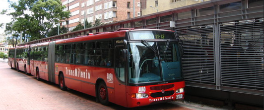 bus de transmilenio en estación del sistema
