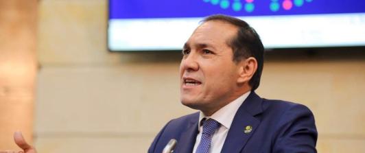 “Fondos secuestran recursos de los ahorradores", ministro de Trabajo tras suspensión de traslado de recursos a Colpensiones