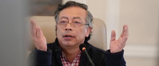 Sus bancadas pusieron en peligro la economía nacional: Petro a Uribe
