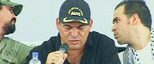 Iván Cepeda acusa a De la Espriella de financiar y recibir recursos paramilitares durante el proceso de Ralito.