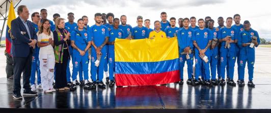 Gustavo Petro entrega camiseta selección Colombia mundial 2026