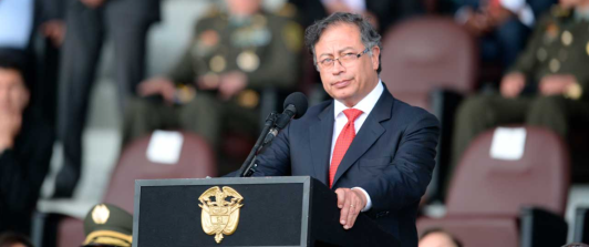 foto del presidente Gustavo Petro en atril