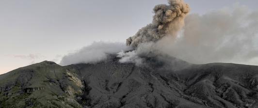 El volcán Puracé no da tregua: 472 sismos y caída de ceniza mantienen la alerta Naranja